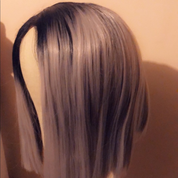 Gray synthetic bob wig - Picture 2 of 3